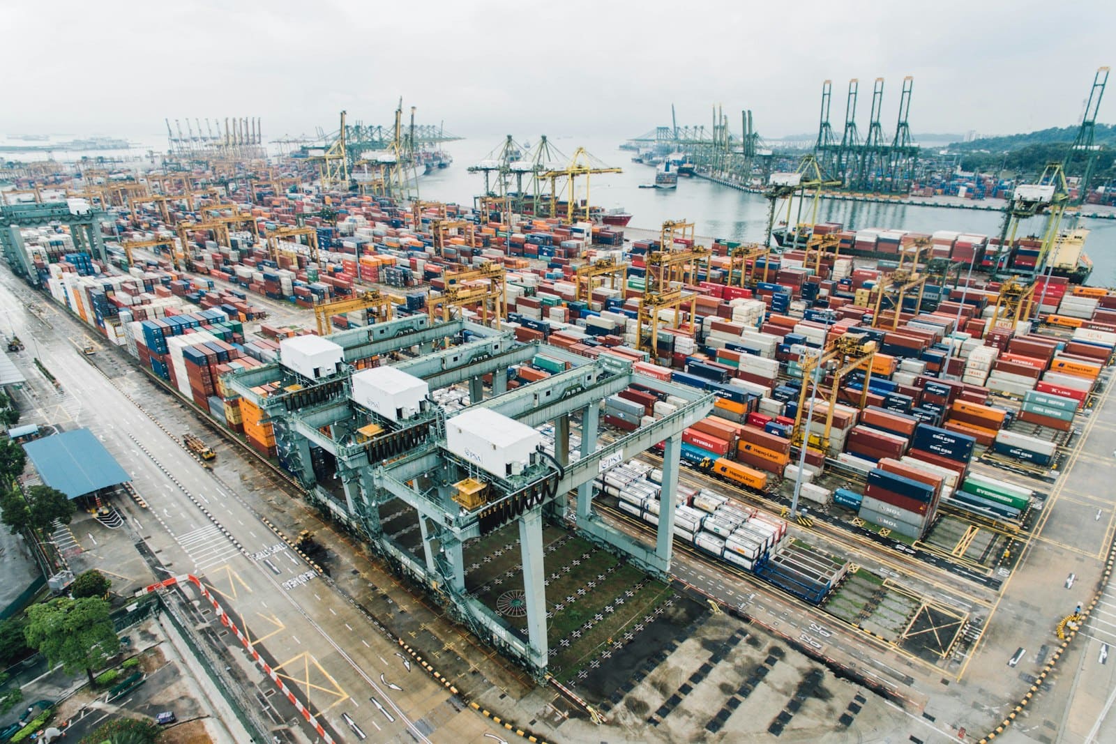 Grúas portuarias operando contenedores en un puerto