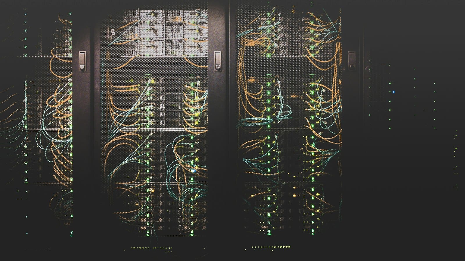 Pasillo de racks de servidores en un centro de datos