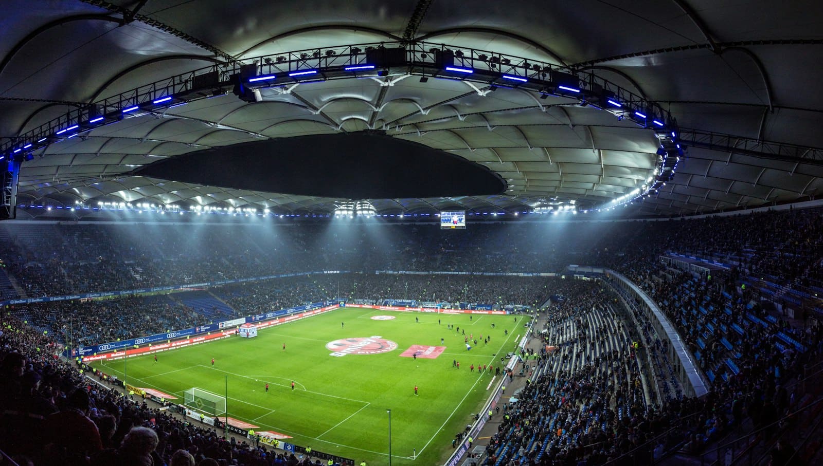 Estadio dominicano lleno durante un partido nocturno