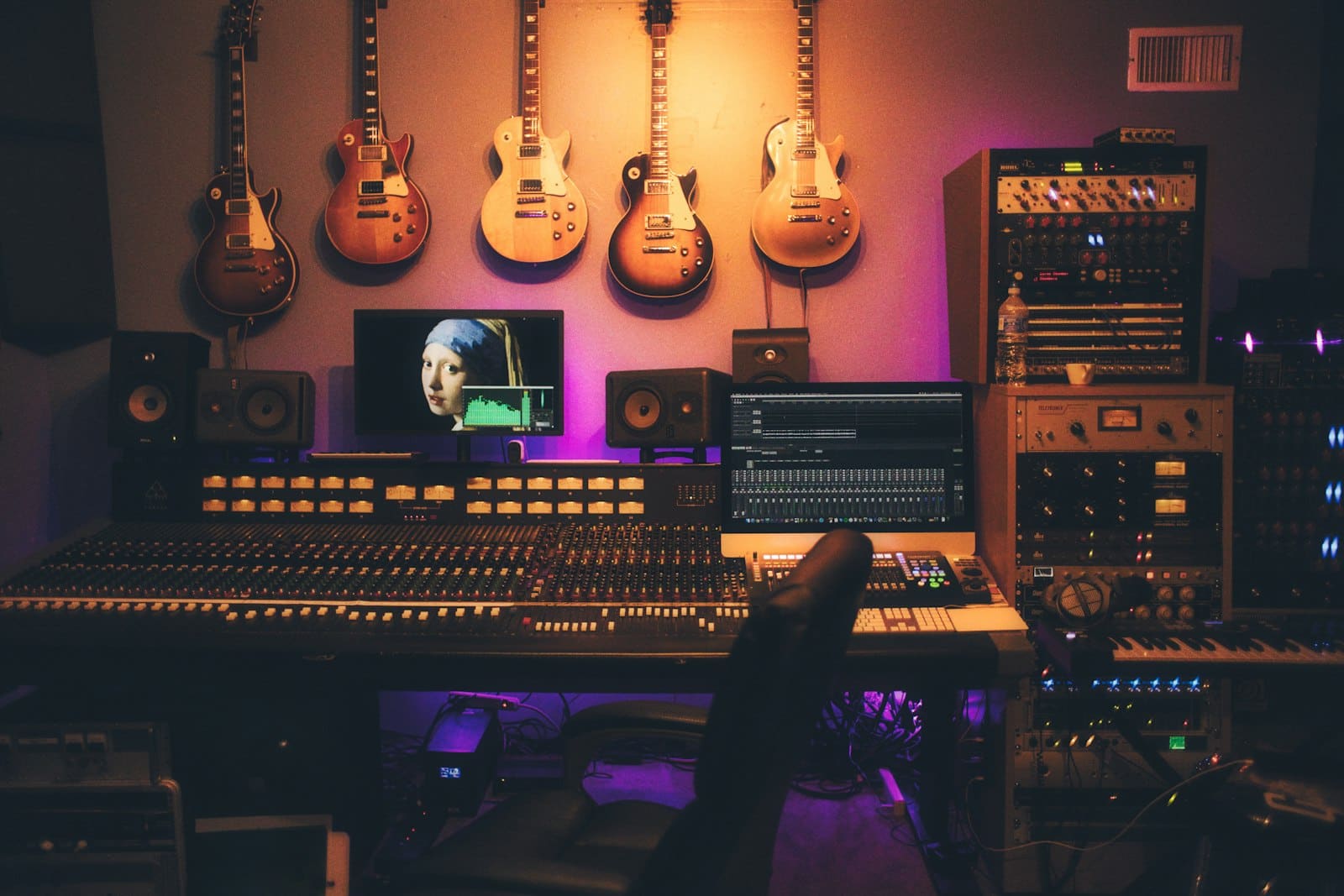 Productor musical mezclando en un estudio de grabación