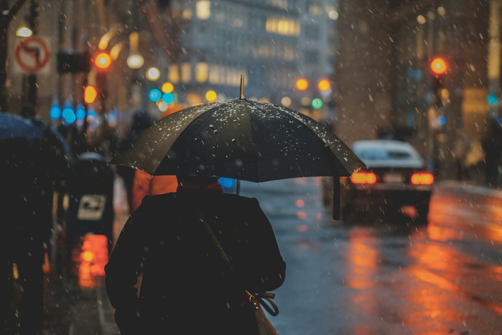 Calles anegadas en una ciudad del Cibao bajo lluvia intensa