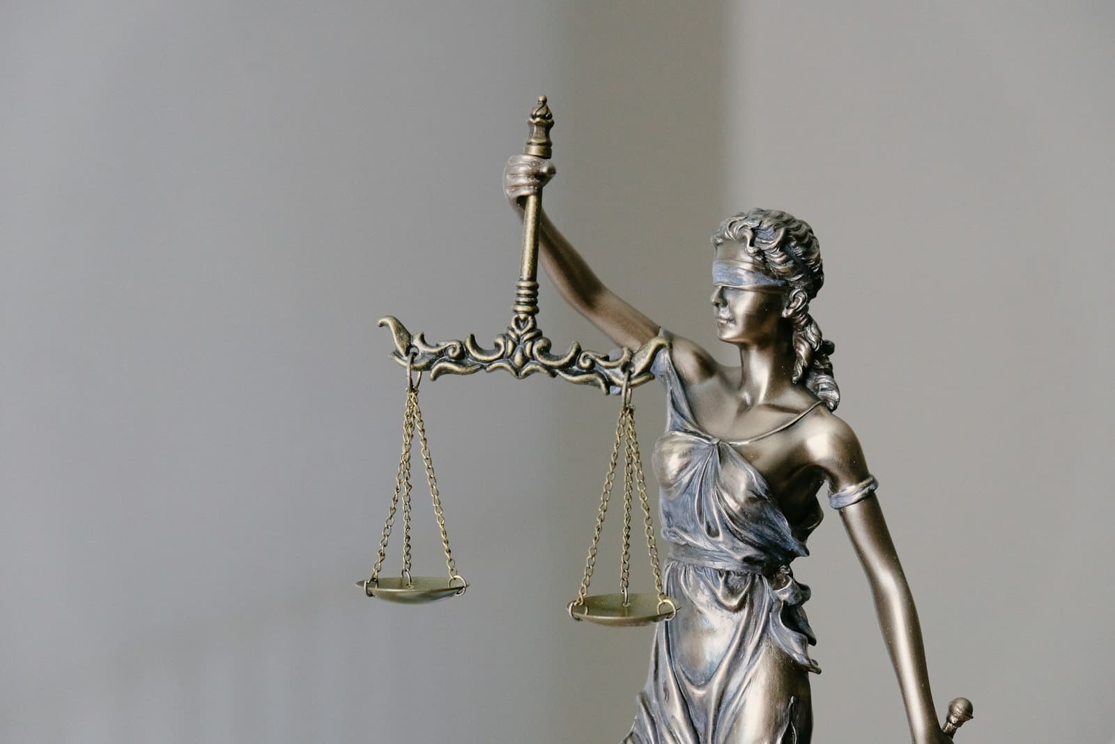 Sala de audiencia con las partes de un proceso judicial